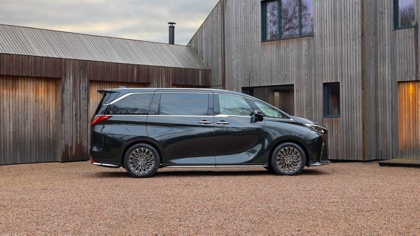 Bočný pohľad zaparkovaného Lexus LM