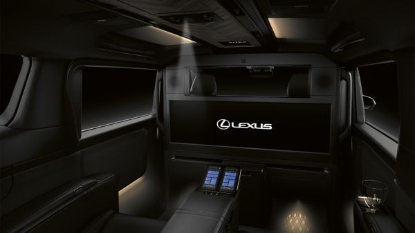 2025-lexus-lm-technology-omotenashi-thinking-individual-rear-lights-1920x1080-00