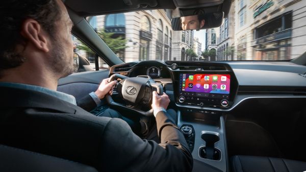 Eine Person, die einen Lexus fährt