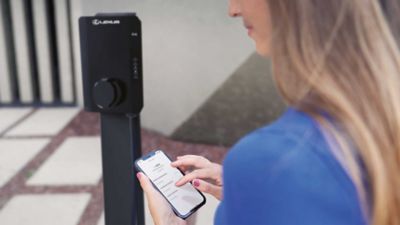 Eine Person betrachtet die Lexus Link App