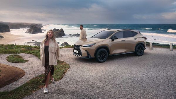 Een Lexus NX geparkeerd voor een woning