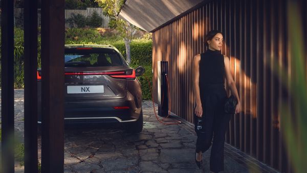 Une femme s'apprête à charger son NX 