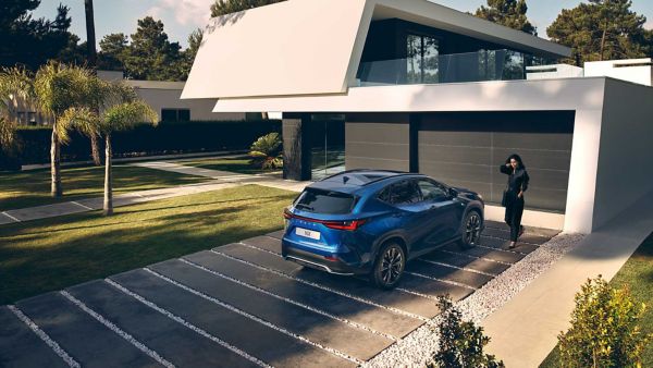 Een Lexus NX geparkeerd voor een woning