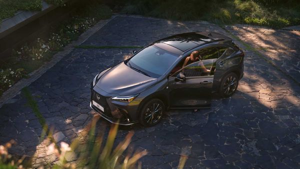 Ökumaður sest inn í Lexus NX bifreið sem er í stæði