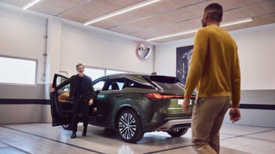 Conducente che esce da una Lexus parcheggiata mentre un'altra persona si avvicina