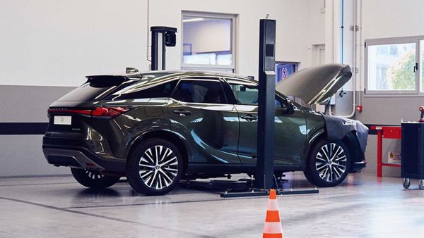 Un Lexus RX garé dans un garage
