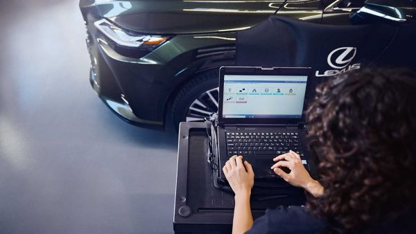 Τεχνικός της Lexus πραγματοποιεί διαγνωστικό έλεγχο αυτοκινήτου μέσω φορητού υπολογιστή