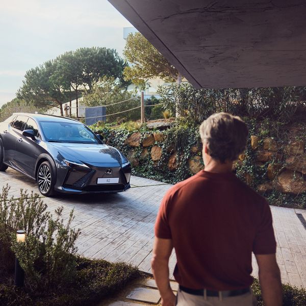 2025-lexus-roadside-assistance-arranging-a-hotel-1080x1080-310328