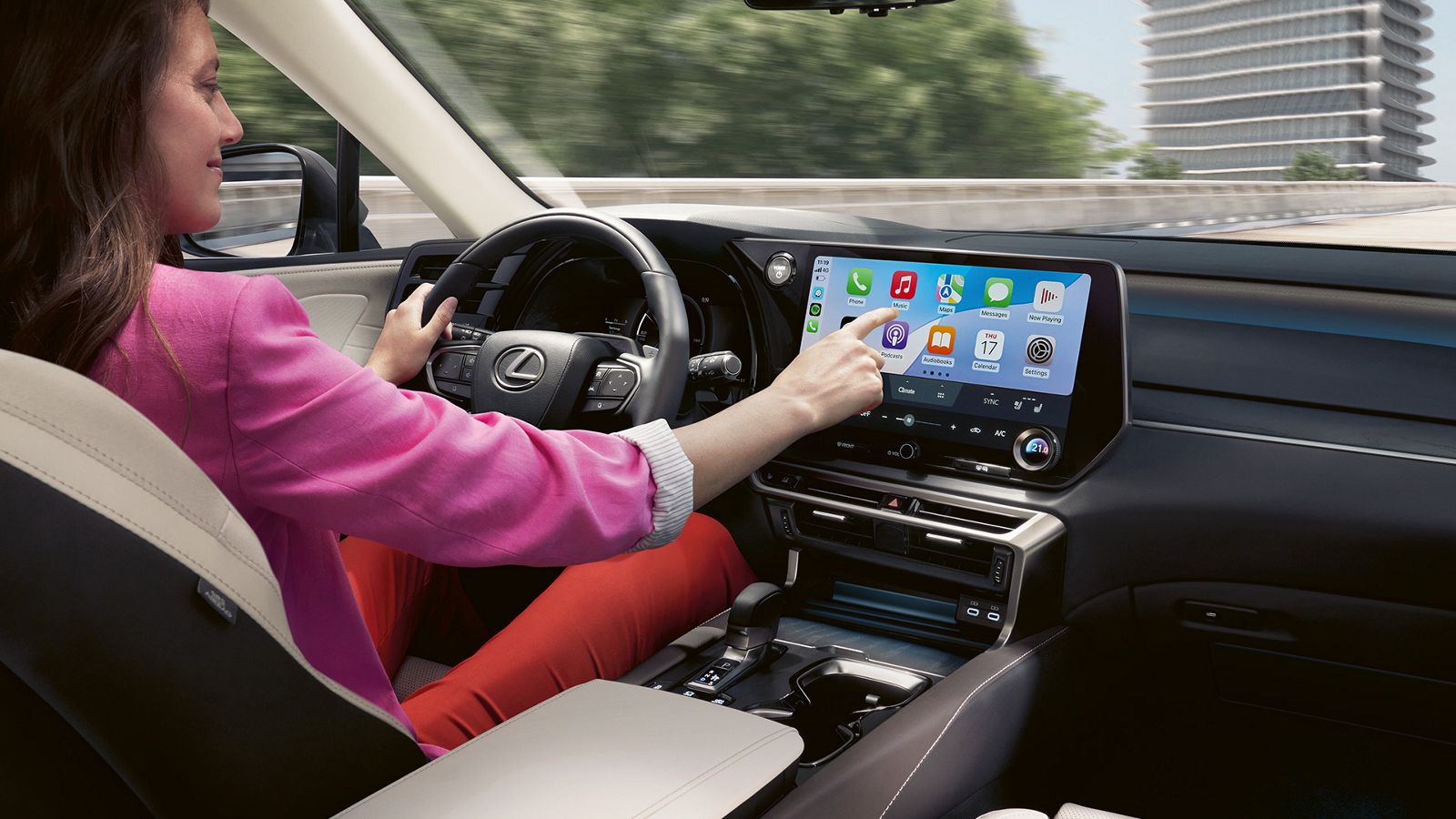 Un conducente in un Lexus RX