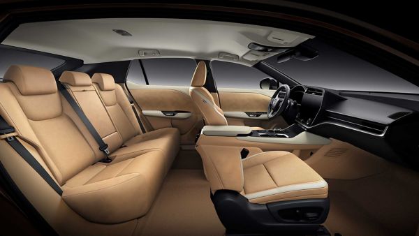 Zijaanzicht van het interieur van de Lexus RZ
