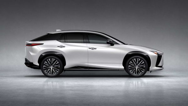 Zijaanzicht van de Lexus RZ