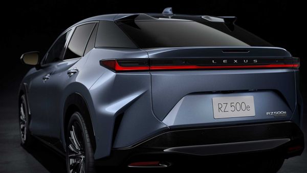 Close-up achteraanzicht van de Lexus RZ 500e