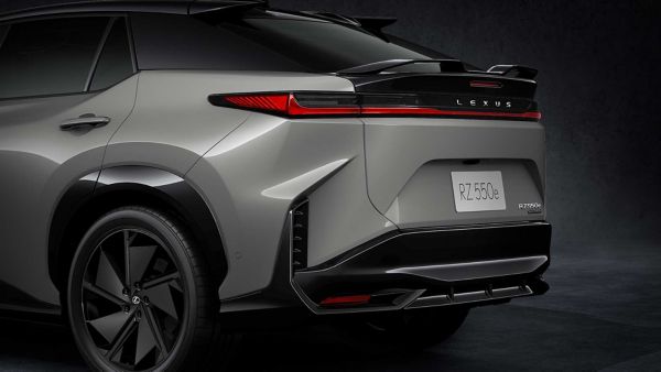Achteraanzicht van de Lexus RZ 550e