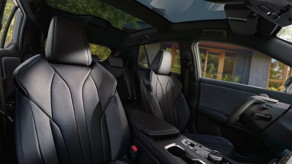 2025-lexus-rz-design-strong-stance-panoramic-roof-1920x1080-00