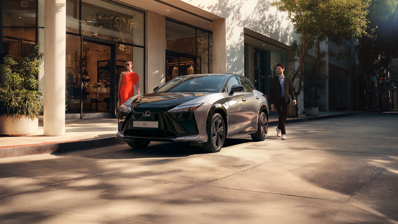 Lexus RZ recorriendo la carretera