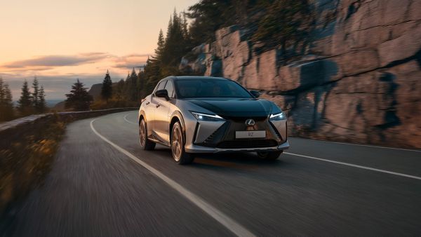 Séð framan á Lexus RZ á ferð eftir strandvegi