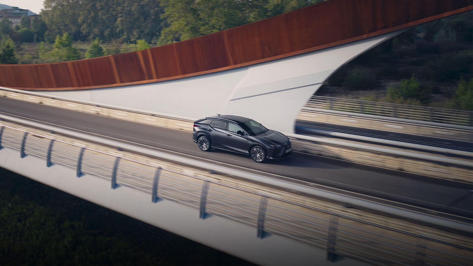 Lexus RZ їде дорогою