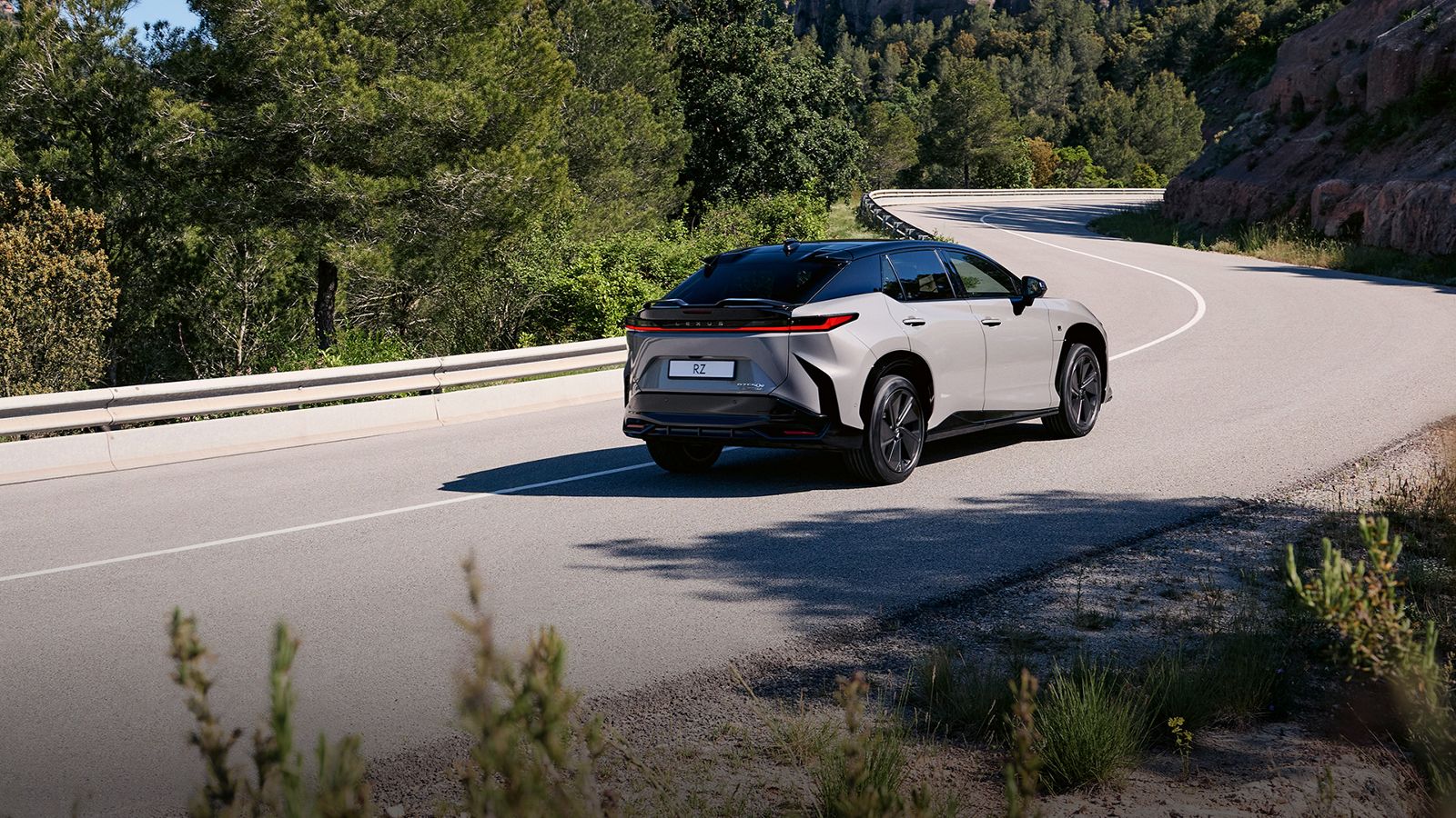 Lexus RZ їде дорогою