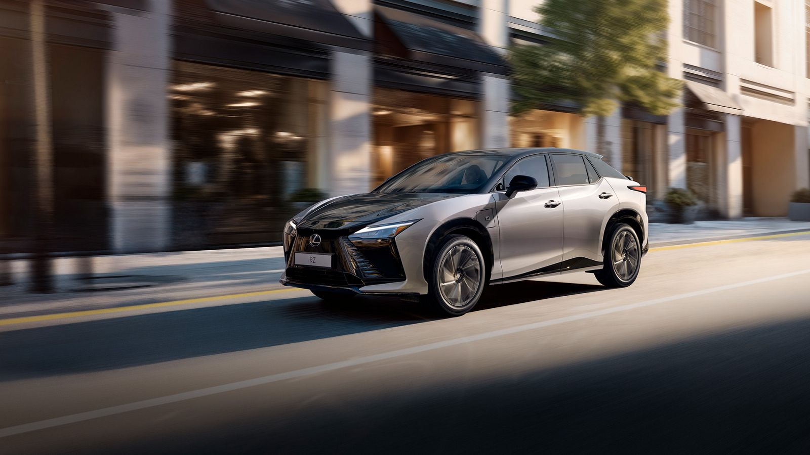 Lexus RZ їде дорогою