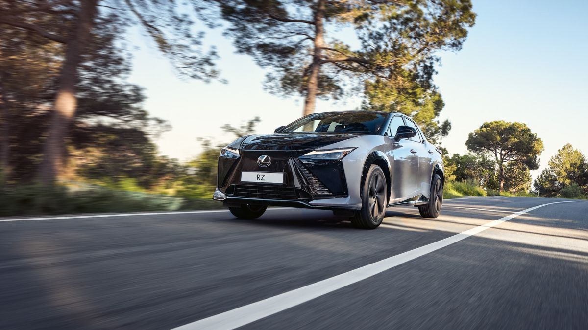 Ein Lexus RZ fährt auf einer Straße.