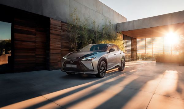 Lexus RZ lagt fyrir utan byggingu
