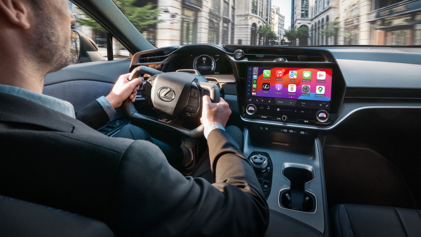 Una foto del interior de la cabina de un Lexus RZ