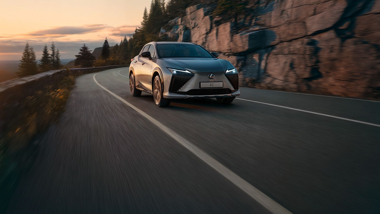  Lexus RZ rijdend op een hellende weg