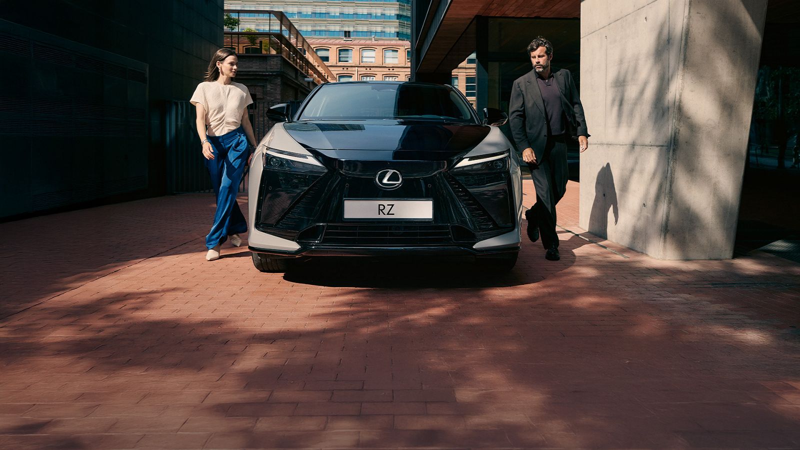Un Lexus RZ recorriendo una carretera rural