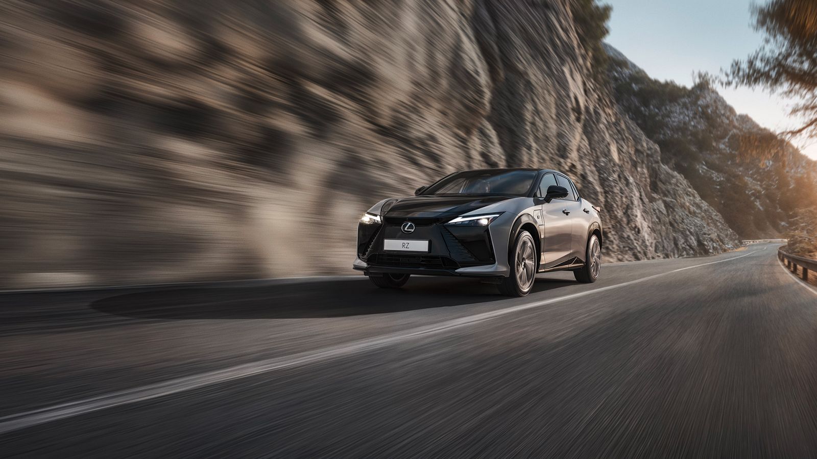 Ein Lexus RZ fährt auf einer Straße