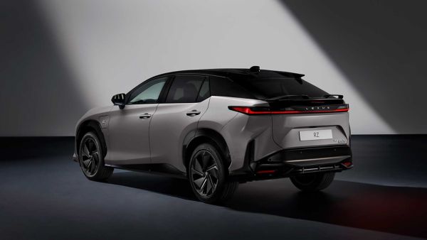 Achteraanzicht van de Lexus RZ