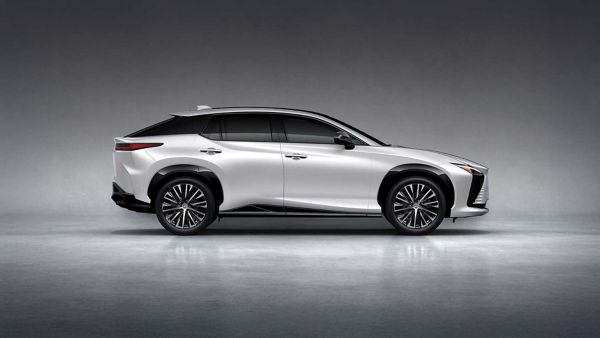 Zijaanzicht van de Lexus RZ