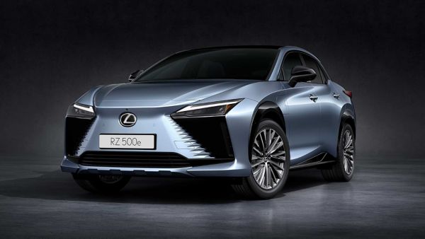 Vooraanzicht van de Lexus RZ 500e