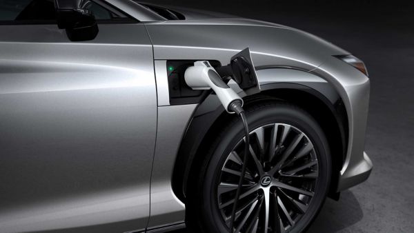 Een Lexus RZ aan de oplader