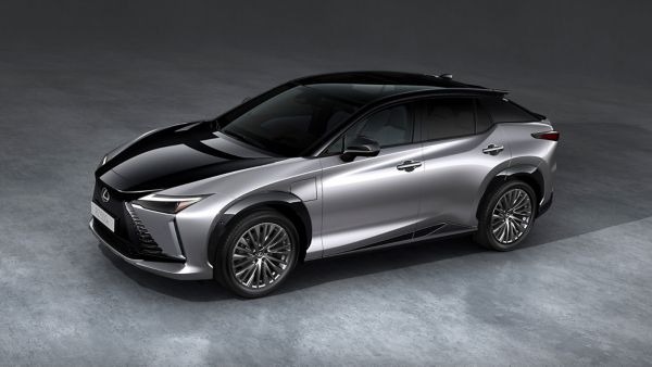 Vooraanzicht van de nieuwe  Lexus RZ