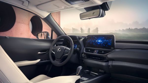 Člověk sedící v modelu Lexus UX