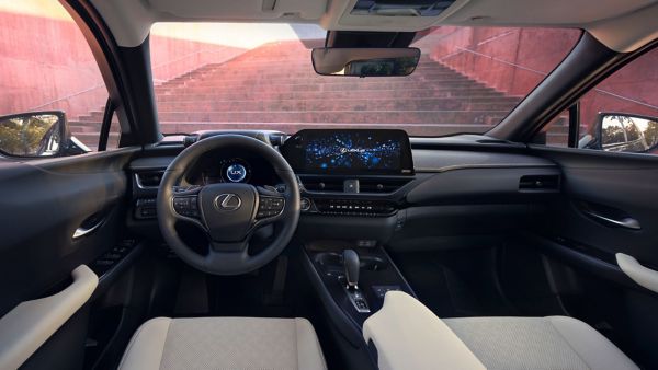 Člověk sedící v modelu Lexus UX