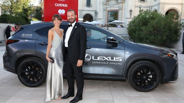 To personer sto ved en Lexus under avslutningen av filmfestivalen i Venezia.