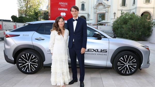 To personer sto ved en Lexus under avslutningen av filmfestivalen i Venezia.