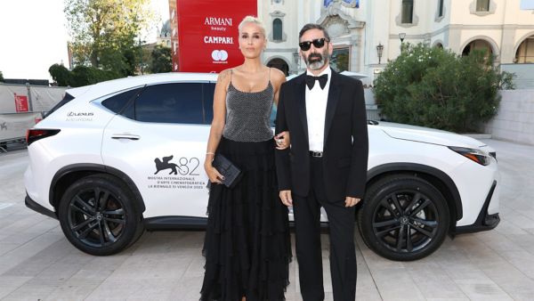 To personer sto ved en Lexus under avslutningen av filmfestivalen i Venezia.