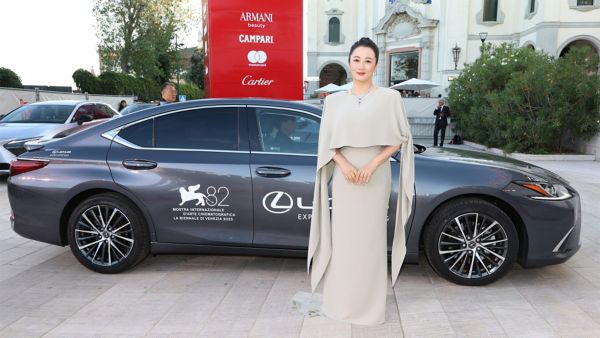 En person sto ved en Lexus under avslutningen av filmfestivalen i Venezia