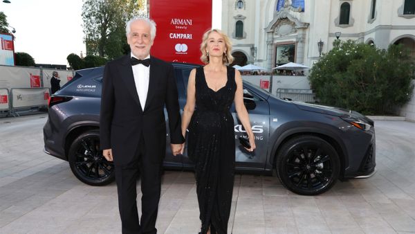 To personer sto ved en Lexus under avslutningen av filmfestivalen i Venezia.