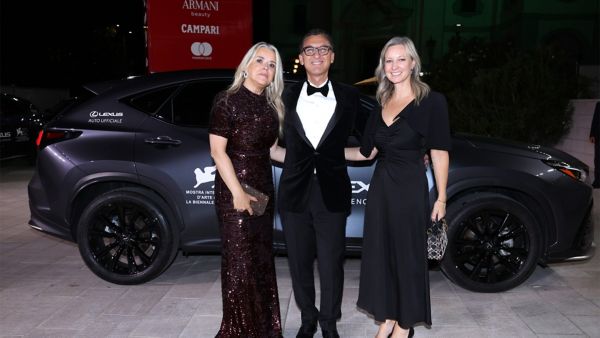 Tre personer sto ved en Lexus under avslutningen av filmfestivalen i Venezia.