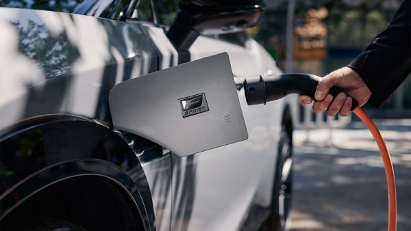 ადამიანი აერთებს დამტენს Lexus RX-ში
