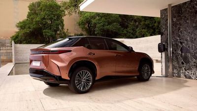 Egy parkoló Lexus RZ 450e