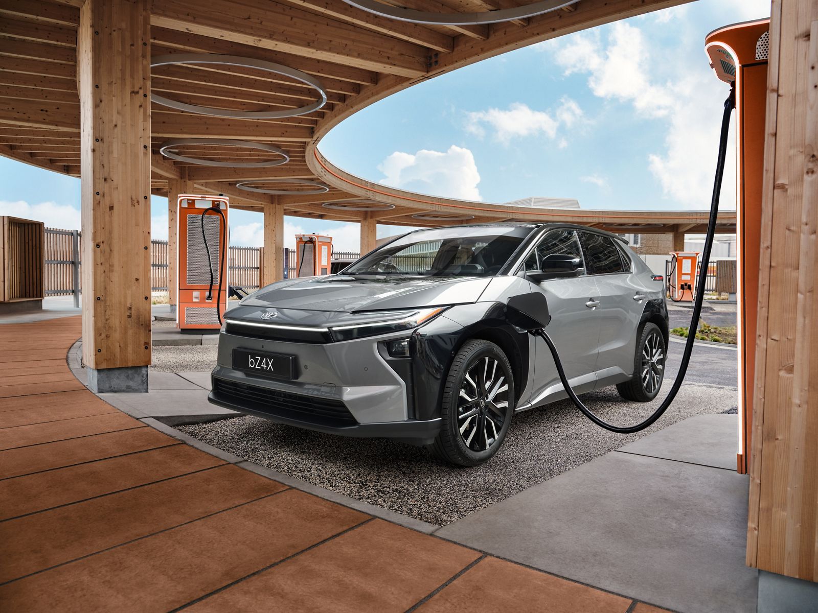 En Toyota bZ4X som står på en hurtigladerstasjon
