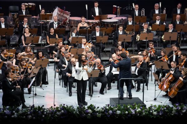 Orchestra si Corul Filarmonicii George Enescu, sub bagheta dirijorului Cristian Macelaru