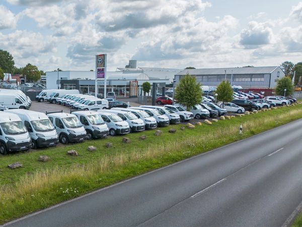 Autohaus-Hof mit einer Viehlzahl an Gewerbefahrzeugen.