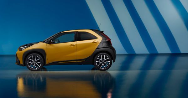 Der neue Aygo X GR SPORT in einem Studio vor blauem Hintergrund.
