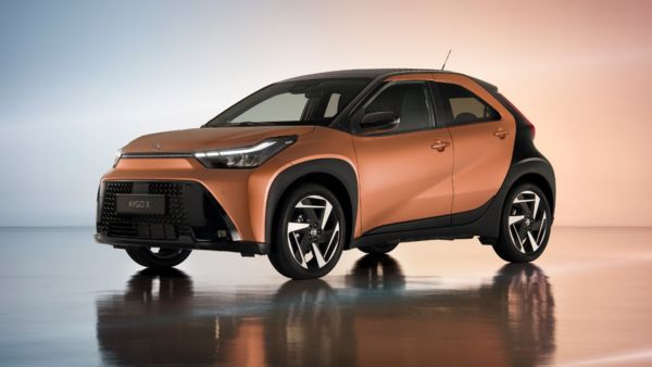 ötödik generációs öntöltő hibrid elektromos meghajtásával újul meg a trendi Toyota Aygo X