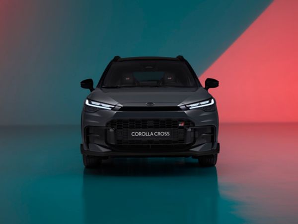 Vista frontal do Corolla Cross em destaque